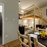 Modern Black Loft Next To New York Cafe Apartman